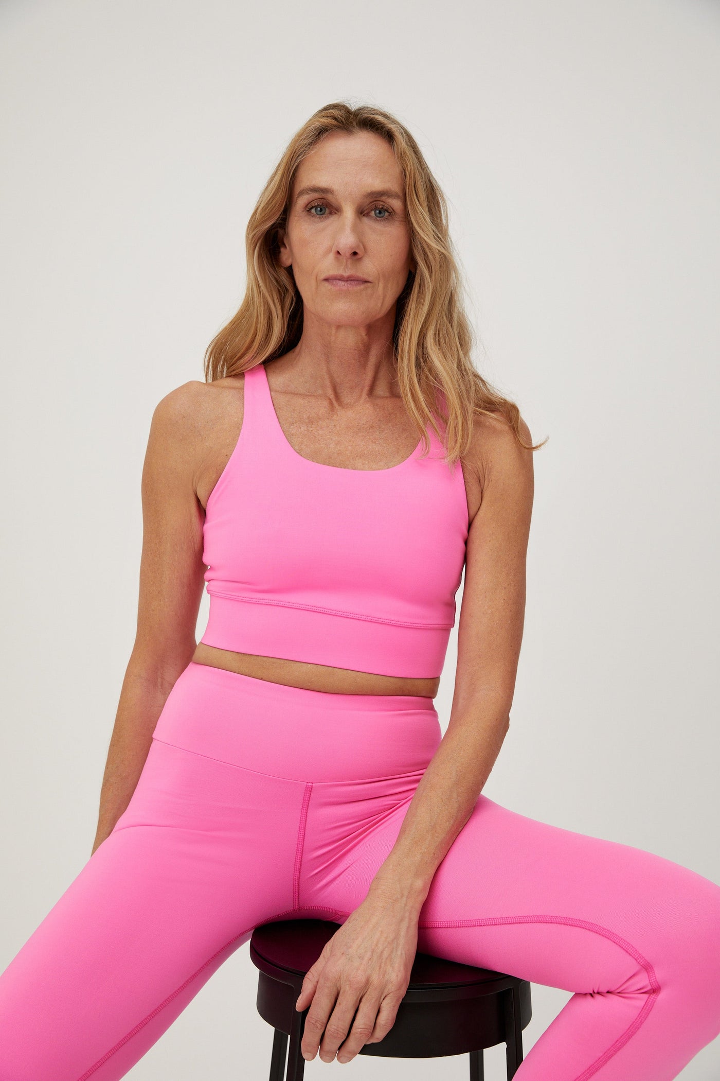 Frau in pinkem HEY HONEY High-Waist Sport-BH und passender High-Waist Leggings